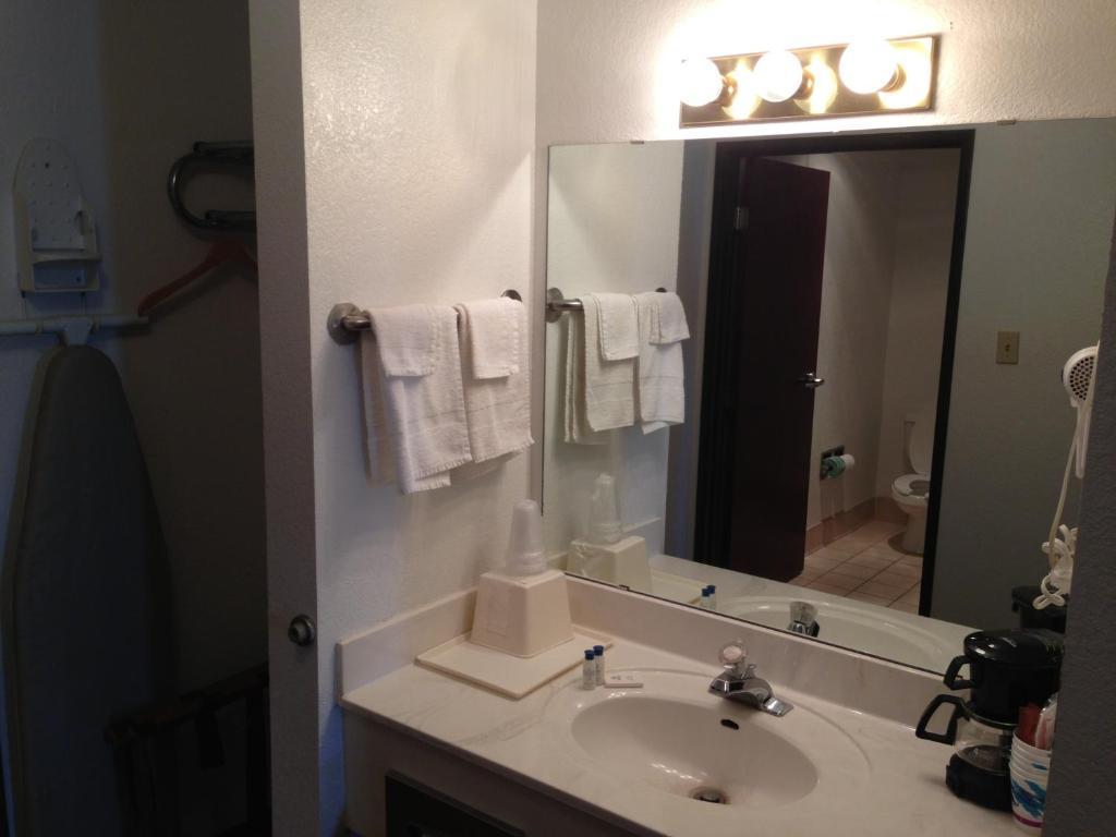 Brentwood Inn & Suites Hobbs Extérieur photo